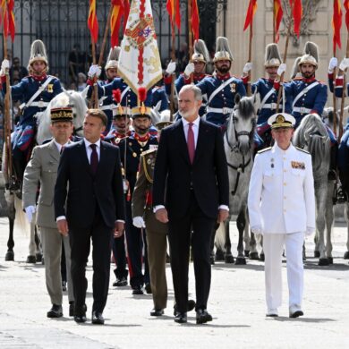 Macron wurde in Madrid mit militärischen Ehren empfangen.