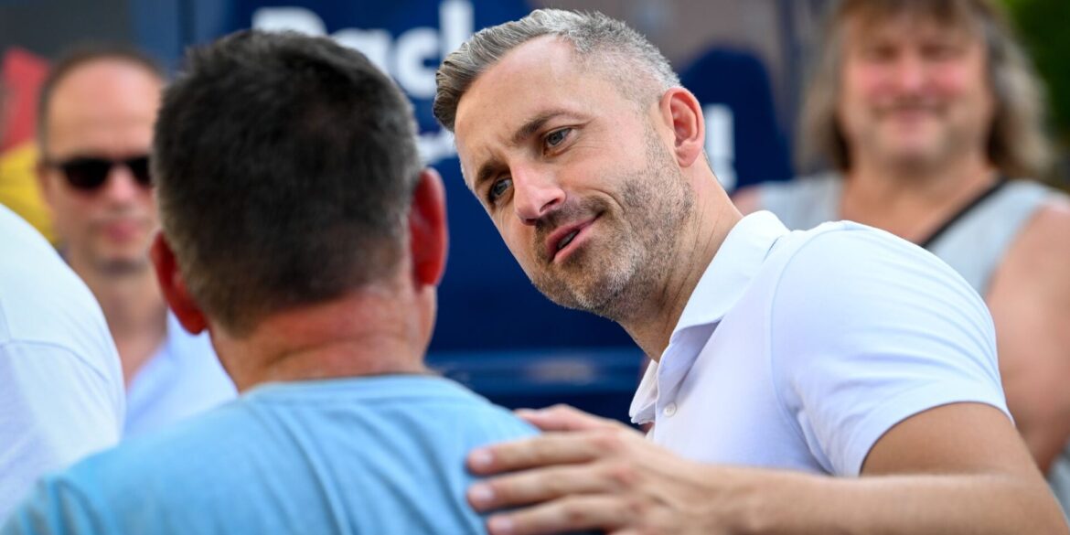 Egal, wo Ulrich Siegmund (AfD) im Wahlkampf hinkam – Hunderte Menschen wollten bei den Terminen ein Foto mit dem AfD-Politiker machen. (Archivbild)