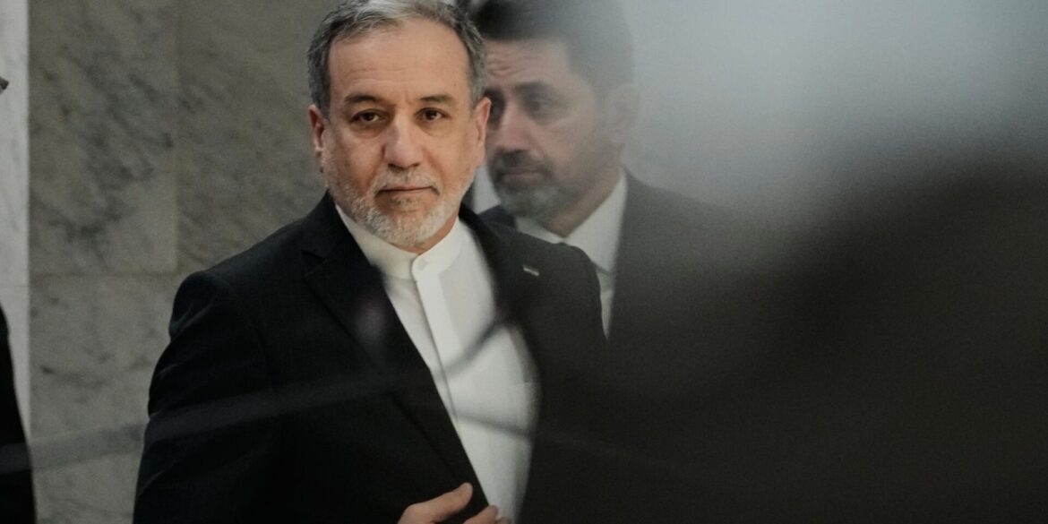 Irans Außenminister Araghtschi verspottet das US-Militär. (Archivbild)