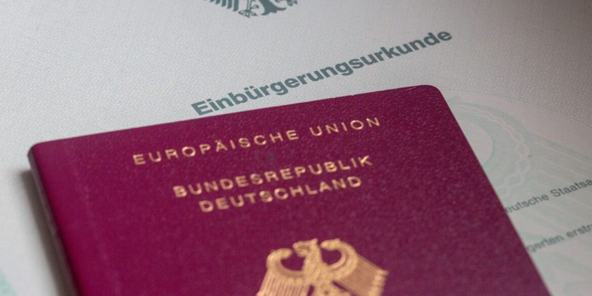 In Deutschland gibt es die Anspruchseinbürgerung und die Ermessenseinbürgerung. (Symbolbild)