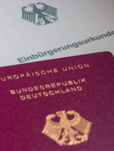 In Deutschland gibt es die Anspruchseinbürgerung und die Ermessenseinbürgerung. (Symbolbild)