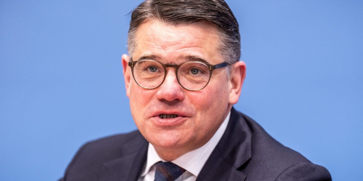 «Ich warne alle zu glauben, dass es eine schnelle Lösung gibt», sagt Hessens Ministerpräsident Boris Rhein (CDU). (Archivbild)