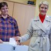 Die amtierende Ministerpräsidentin Schwesig gibt ihre Stimme ab.