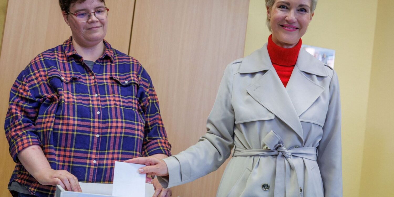 Die amtierende Ministerpräsidentin Schwesig gibt ihre Stimme ab.