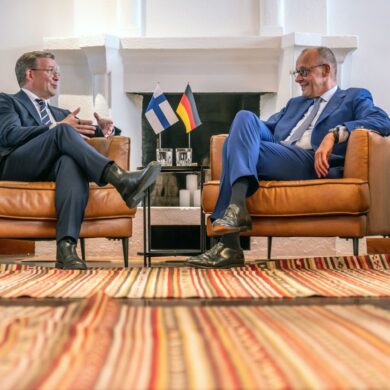 Das Treffen mit dem finnischen Ministerpräsidenten Petteri Orpo (l) war für Kanzler Friedrich Merz der Gipfel-Auftakt.