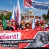 Wie hier in Stuttgart demonstrierten bundesweit Zehntausende für einen starken Sozialstaat.