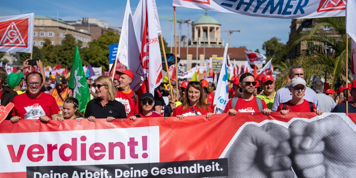 Wie hier in Stuttgart demonstrierten bundesweit Zehntausende für einen starken Sozialstaat.