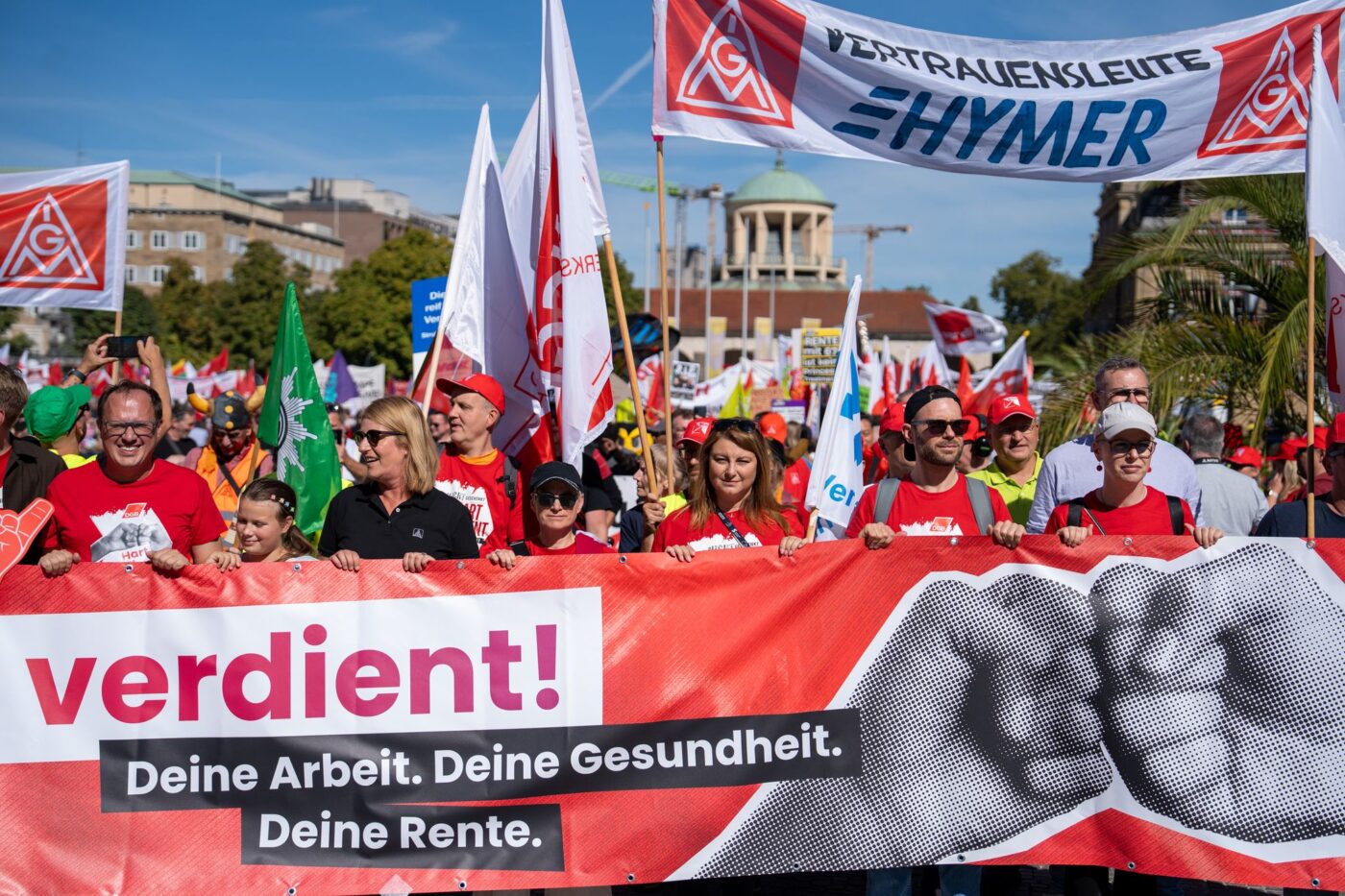 Wie hier in Stuttgart demonstrierten bundesweit Zehntausende für einen starken Sozialstaat.