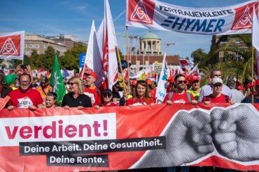 Wie hier in Stuttgart demonstrierten bundesweit Zehntausende für einen starken Sozialstaat.