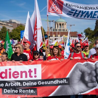 Wie hier in Stuttgart demonstrierten bundesweit Zehntausende für einen starken Sozialstaat.