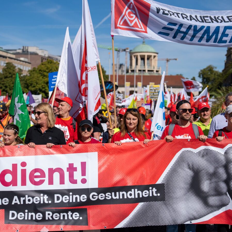 Wie hier in Stuttgart demonstrierten bundesweit Zehntausende für einen starken Sozialstaat.
