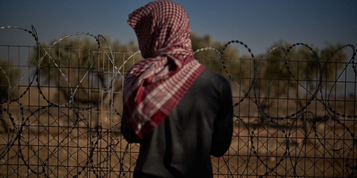 Bashar arbeitet am Zaun des Hauses seiner palästinensisch-beduinischen Familie, um Angriffe israelischer Siedler am Rande der Stadt Taybeh im Westjordanland zu verhindern.