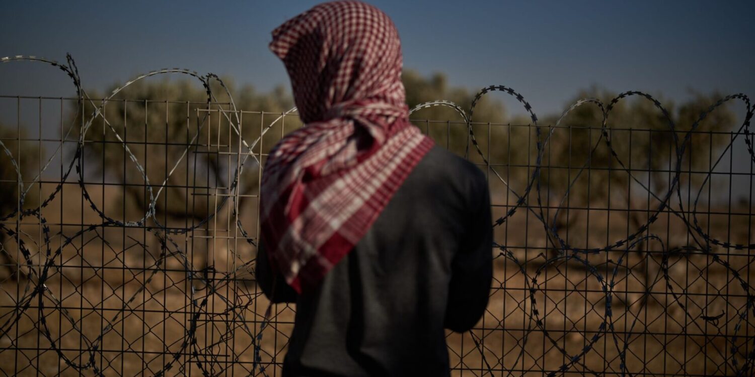 Bashar arbeitet am Zaun des Hauses seiner palästinensisch-beduinischen Familie, um Angriffe israelischer Siedler am Rande der Stadt Taybeh im Westjordanland zu verhindern.