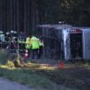 Ein Reisebus ist bei Buchloe im Allgäu von der A96 abgekommen.