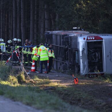 Ein Reisebus ist bei Buchloe im Allgäu von der A96 abgekommen.