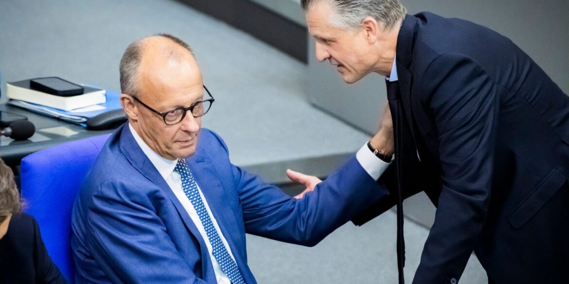 Fraktionschef Frei (r.) steht weiter hinter Merz (l.). (Archivbild)