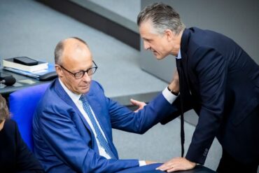 Fraktionschef Frei (r.) steht weiter hinter Merz (l.). (Archivbild)