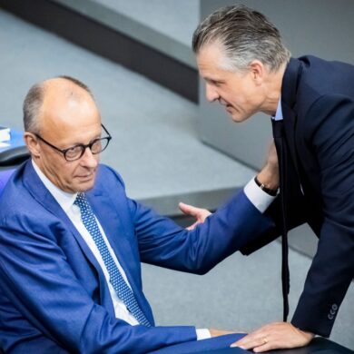Fraktionschef Frei (r.) steht weiter hinter Merz (l.). (Archivbild)