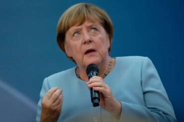 Angela Merkel sieht das faktenbasierte Denken und Argumentieren in Gefahr.