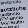 Für Bruttogehälter ab 5.812,50 Euro im Monat wird die Krankenversicherung ab kommenden Jahr teurer, bei mehr als 8.450 Euro wird auch mehr Rentenbeitrag fällig. (Symbolbild)
