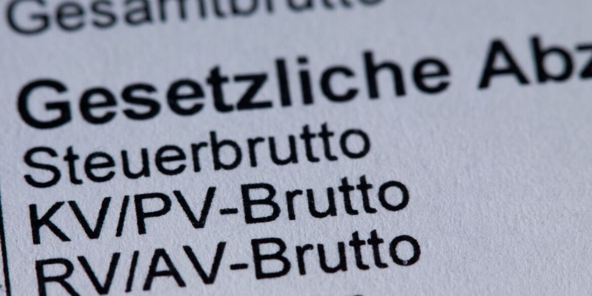 Für Bruttogehälter ab 5.812,50 Euro im Monat wird die Krankenversicherung ab kommenden Jahr teurer, bei mehr als 8.450 Euro wird auch mehr Rentenbeitrag fällig. (Symbolbild)