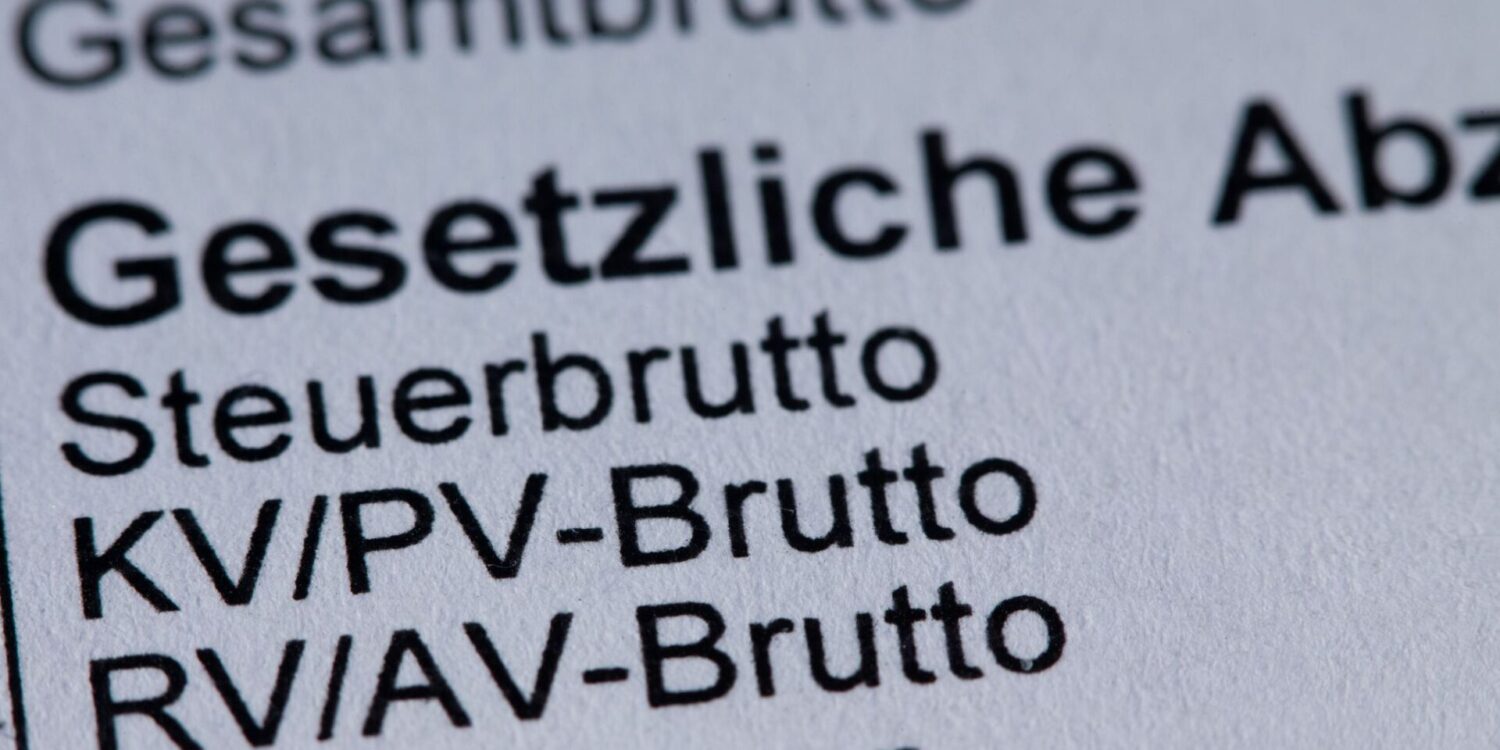 Für Bruttogehälter ab 5.812,50 Euro im Monat wird die Krankenversicherung ab kommenden Jahr teurer, bei mehr als 8.450 Euro wird auch mehr Rentenbeitrag fällig. (Symbolbild)
