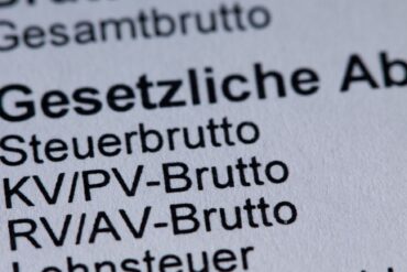 Für Bruttogehälter ab 5.812,50 Euro im Monat wird die Krankenversicherung ab kommenden Jahr teurer, bei mehr als 8.450 Euro wird auch mehr Rentenbeitrag fällig. (Symbolbild)