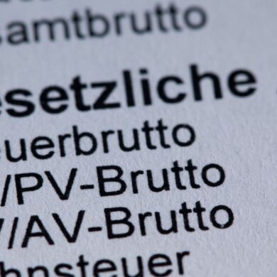 Für Bruttogehälter ab 5.812,50 Euro im Monat wird die Krankenversicherung ab kommenden Jahr teurer, bei mehr als 8.450 Euro wird auch mehr Rentenbeitrag fällig. (Symbolbild)