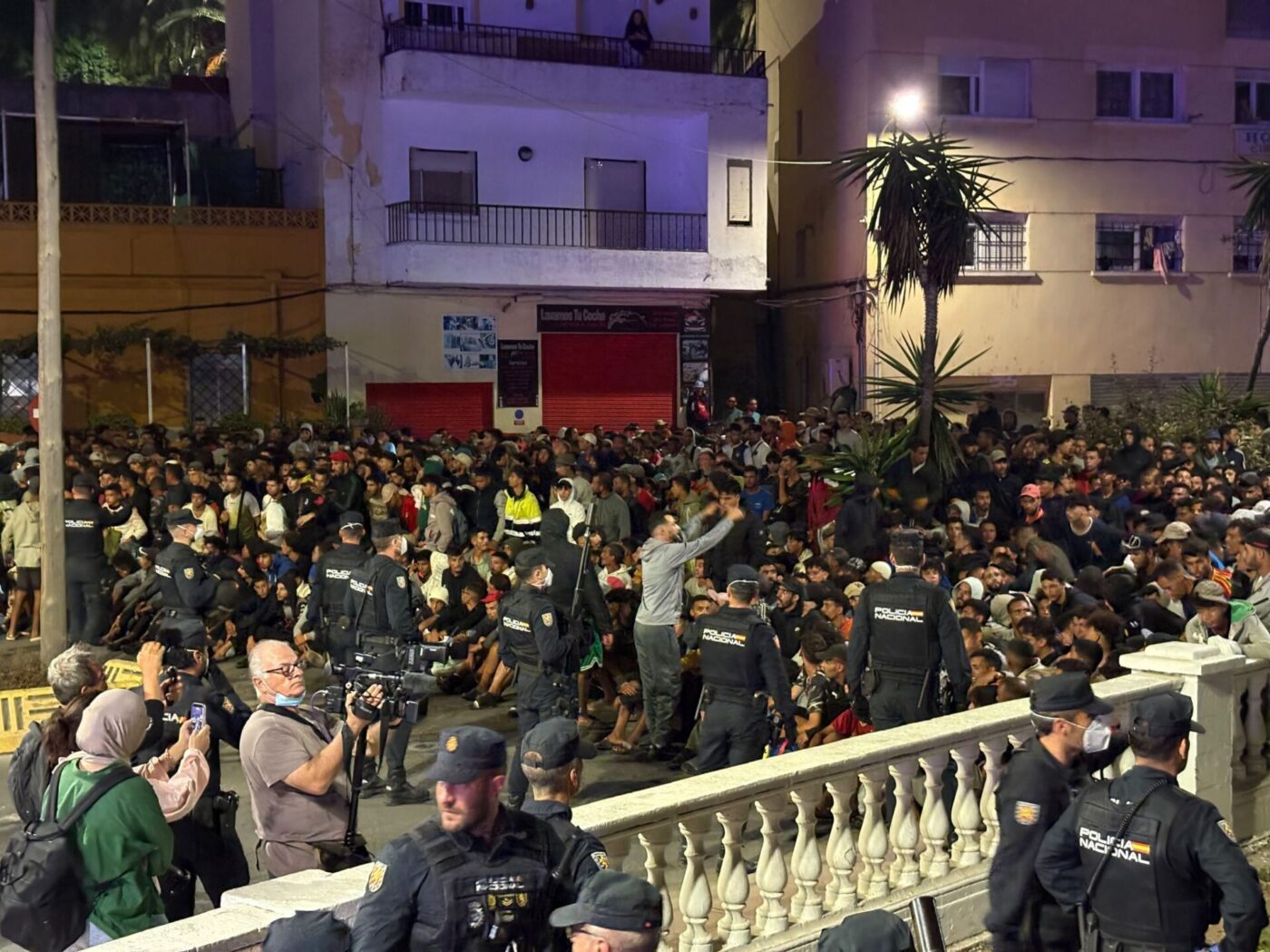 Die Polizei musste die Menge mit zusätzlichen Kräften unter Kontrolle bringen.
