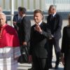 Frankreichs Präsident Emmanuel Macron und seine Ehefrau Brigitte kamen für Papst Leo XIV. zum Flughafen.