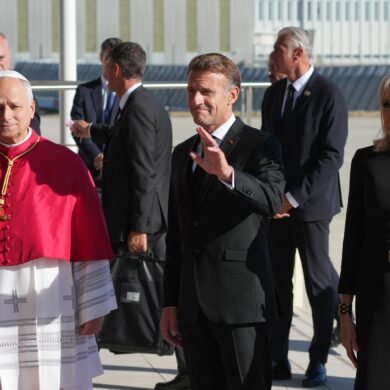 Frankreichs Präsident Emmanuel Macron und seine Ehefrau Brigitte kamen für Papst Leo XIV. zum Flughafen.