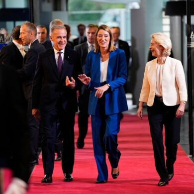 Will die Idee eines Europäischen Sicherheitsrates verwirklichen: EU-Kommissionspräsidentin Ursula von der Leyen (r), hier mit Parlamentspräsidentin Roberta Metsola und Kanadas Premierminister Mark Carney.