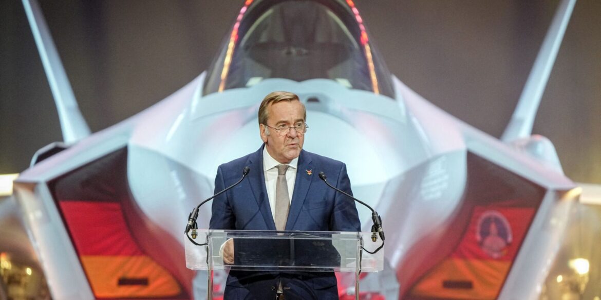Verteidigungsminister Boris Pistorius vor der F-35