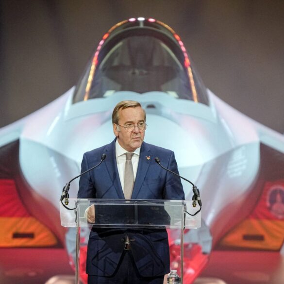 Verteidigungsminister Boris Pistorius vor der F-35