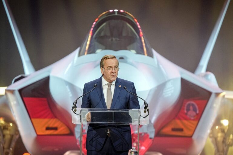 Verteidigungsminister Boris Pistorius vor der F-35