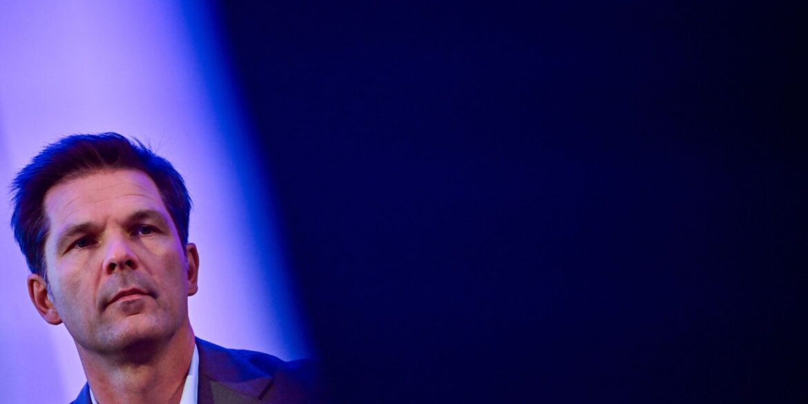 Der Berliner SPD-Spitzenkandidat Steffen Krach steht kurz vor der Wahl wegen Ermittlungen gegen ihn unter Druck.