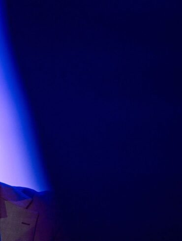 Der Berliner SPD-Spitzenkandidat Steffen Krach steht kurz vor der Wahl wegen Ermittlungen gegen ihn unter Druck.