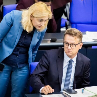 Über die Pflege-Sparpläne von Gesundheitsminister Carsten Linnemann, die auf einer Vorlage seiner Vorgängerin Nina Warken (beide CDU) beruhen, ringt derzeit die Koalition. (Archivbild)