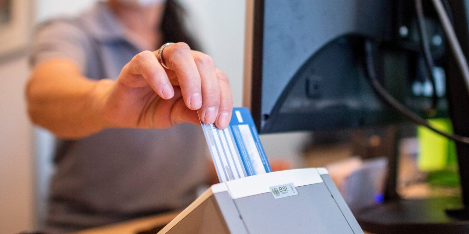 Viele Pflegebedürftige müssen ihre Versichertenkarte einmal im Quartal in Arztpraxen einlesen lassen. (Symbolbild)