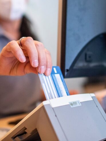 Viele Pflegebedürftige müssen ihre Versichertenkarte einmal im Quartal in Arztpraxen einlesen lassen. (Symbolbild)
