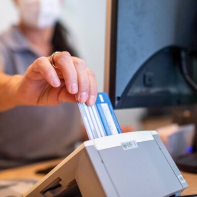 Viele Pflegebedürftige müssen ihre Versichertenkarte einmal im Quartal in Arztpraxen einlesen lassen. (Symbolbild)