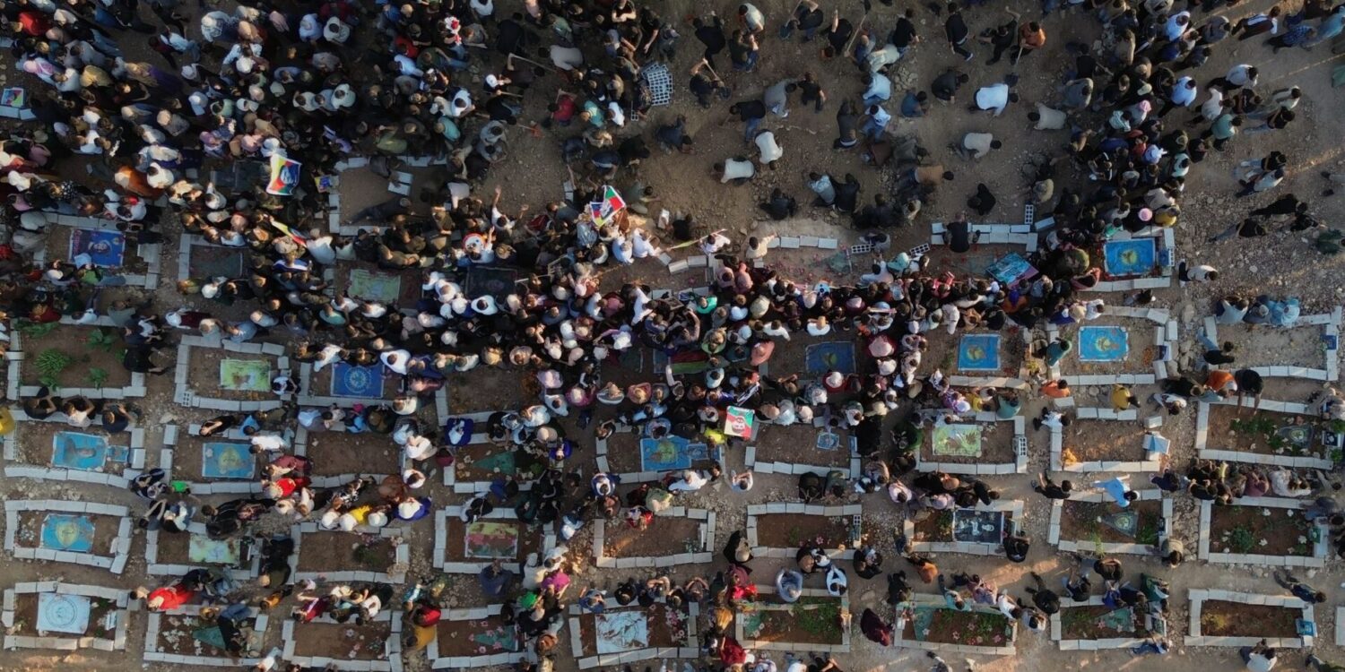 Trauernde nehmen an einer Beerdigung für Häftlinge teil, die bei einem Brand ums Leben kamen, der während Unruhen im örtlichen Gefängnis nach tagelangen Spannungen und Protesten in der überwiegend kurdischen Stadt Kobane im Norden Syriens ausgebrochen war.