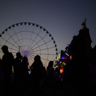 Besucher zeichnen sich vor einem Riesenrad auf dem Cannstatter Volksfest ab.
