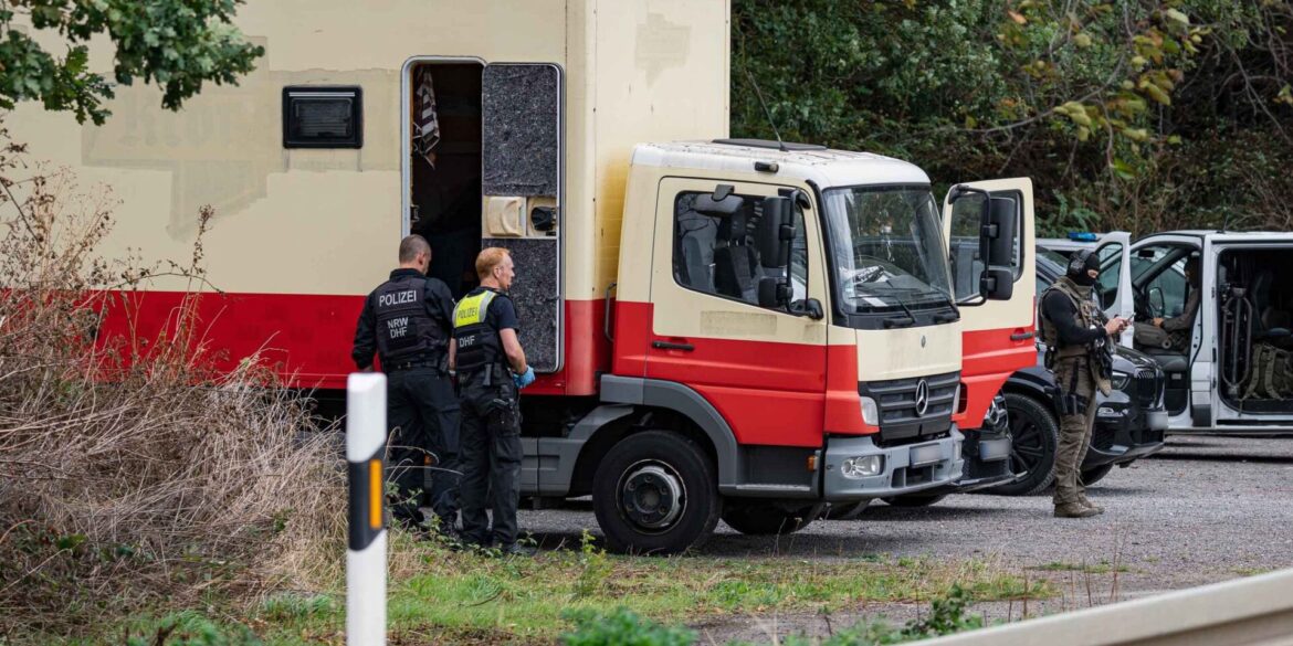 Dieser zu einem Wohnwagen umgebaute Lastwagen soll vom Tatverdächtigen sein. Die Polizei fand ihn dort nicht.