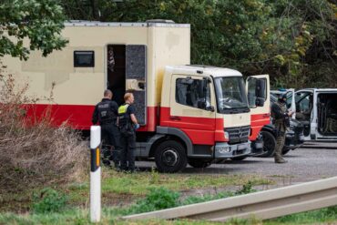 Dieser zu einem Wohnwagen umgebaute Lastwagen soll vom Tatverdächtigen sein. Die Polizei fand ihn dort nicht.