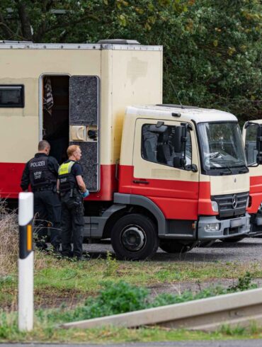 Dieser zu einem Wohnwagen umgebaute Lastwagen soll vom Tatverdächtigen sein. Die Polizei fand ihn dort nicht.