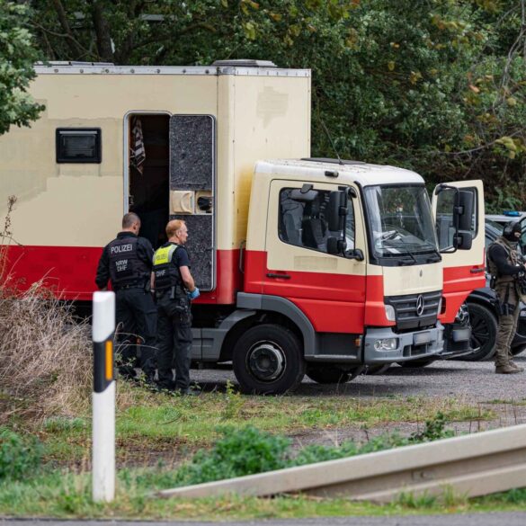 Dieser zu einem Wohnwagen umgebaute Lastwagen soll vom Tatverdächtigen sein. Die Polizei fand ihn dort nicht.
