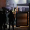 Einsatzkräfte der Polizei stehen am Mittwochmorgen vor einem Haus in Duisburg