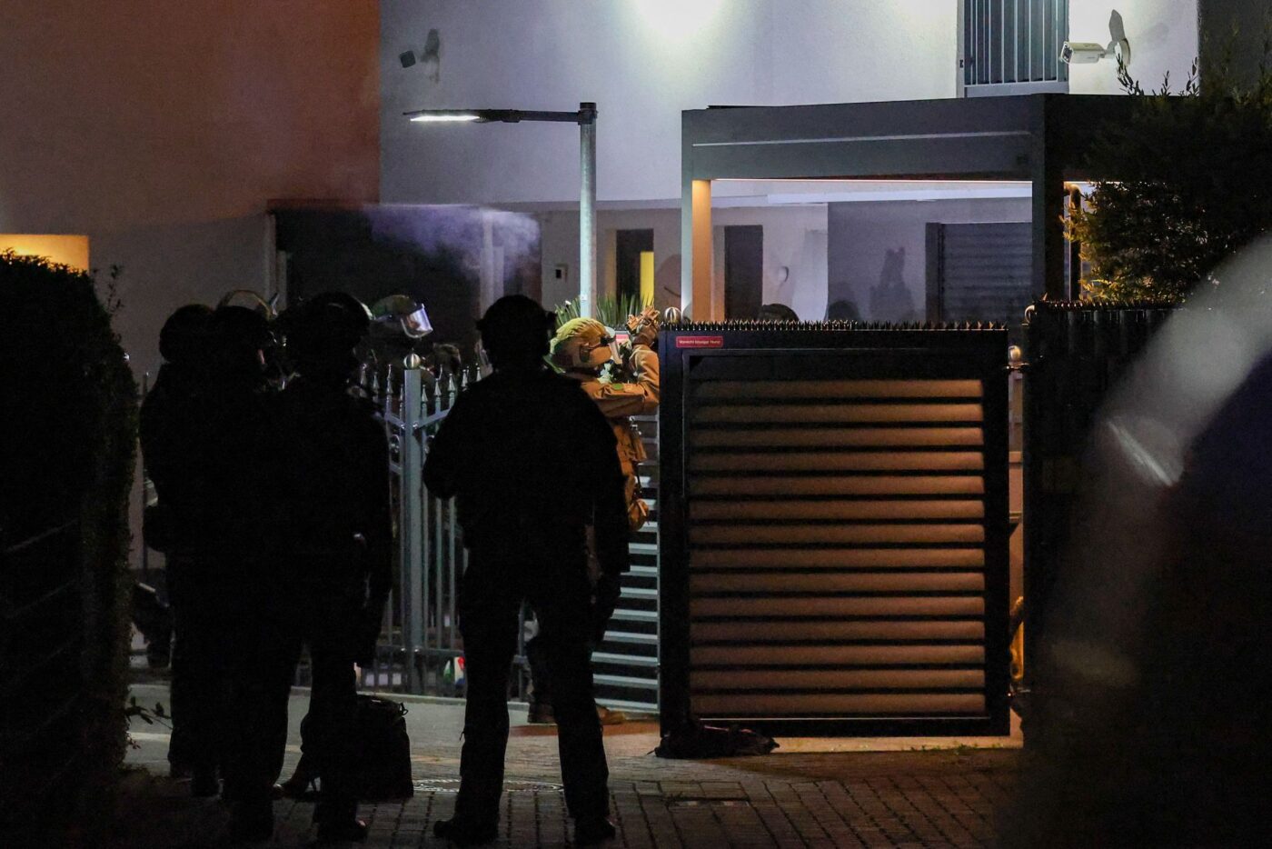 Einsatzkräfte der Polizei stehen am Mittwochmorgen vor einem Haus in Duisburg