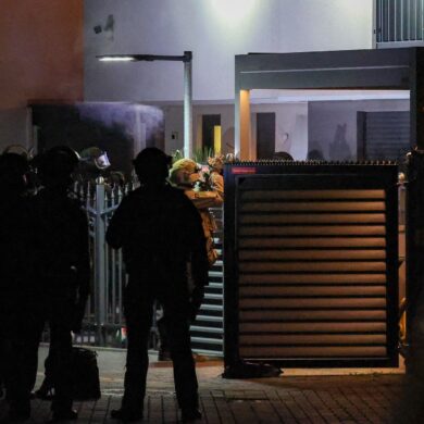 Einsatzkräfte der Polizei stehen am Mittwochmorgen vor einem Haus in Duisburg
